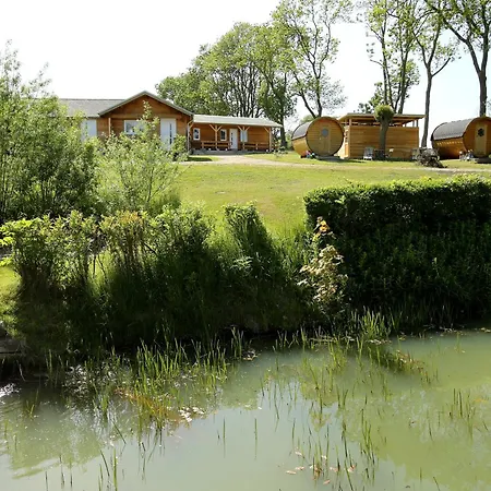Peenehof Koeppen - Schlaffaesser Hannah Oder Jette Camping Jordenstorf