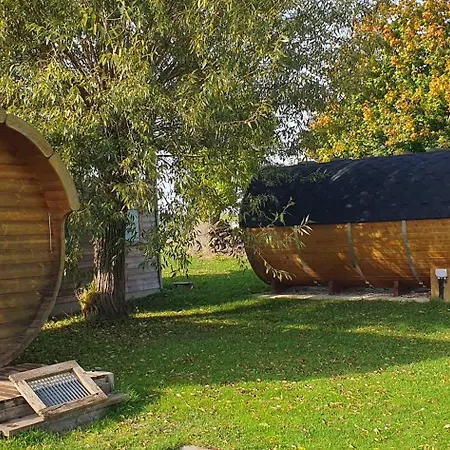 Peenehof Koeppen - Schlaffaesser Hannah Oder Jette Campsite *